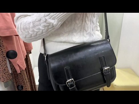 ❤️ فٹنگ روم میں ڈلڈو کے ساتھ نوجوان کتیا فیرل بیری کی عوامی مشت زنی ❤ سیکس